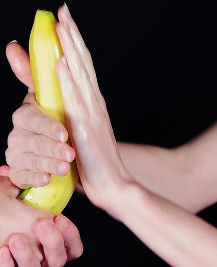 تدليك لزيادة عضو باستخدام مثال على الموز